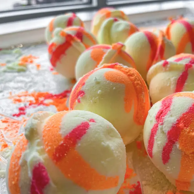 Citrus swirl bath bombs