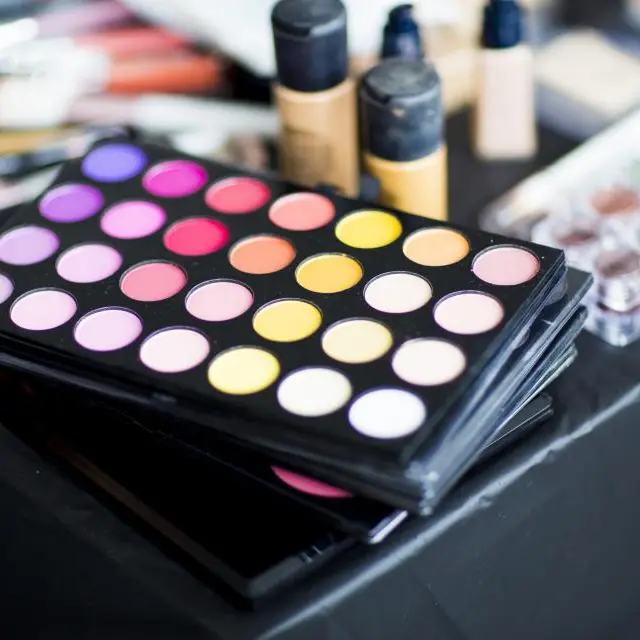 Eyeshadow palette, 28 shades