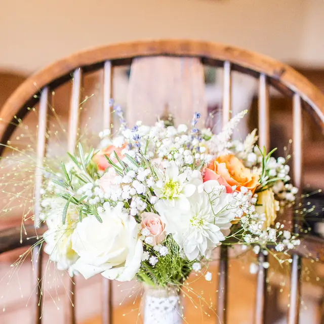 White and peach garden bouquet