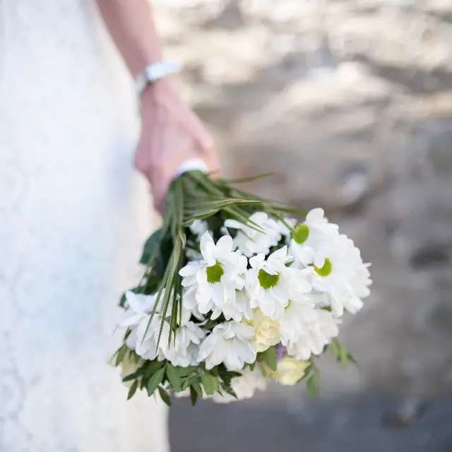 White daisy bridal bouquet
