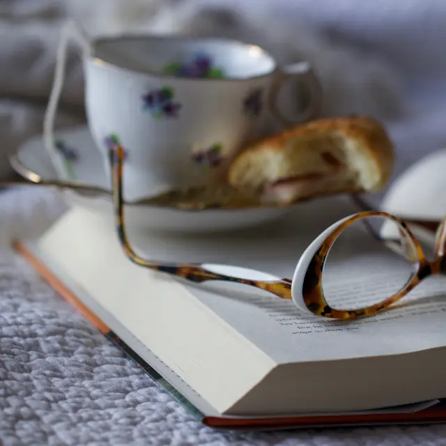 Round tortoise-look reading glasses